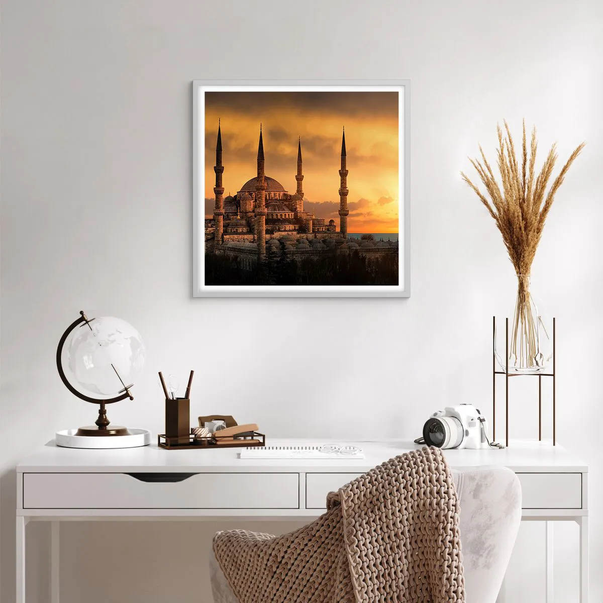 Plakát v bílém rámu - Bůh je velký - 60x60 cm