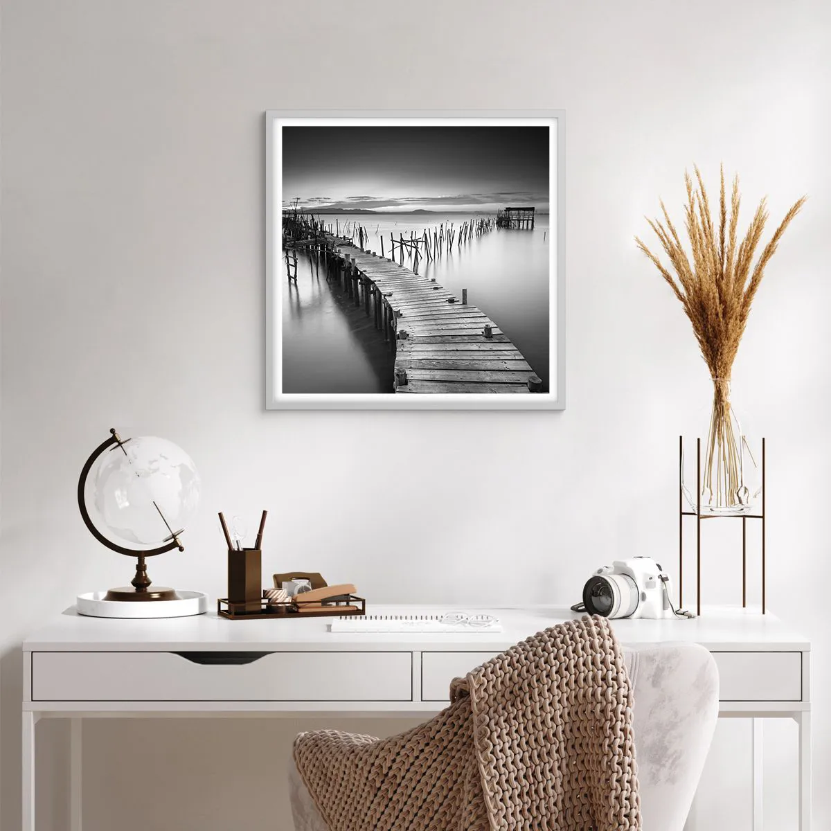 Plakat w białej ramie - Spokój zapomnianego brzegu - 60x60 cm