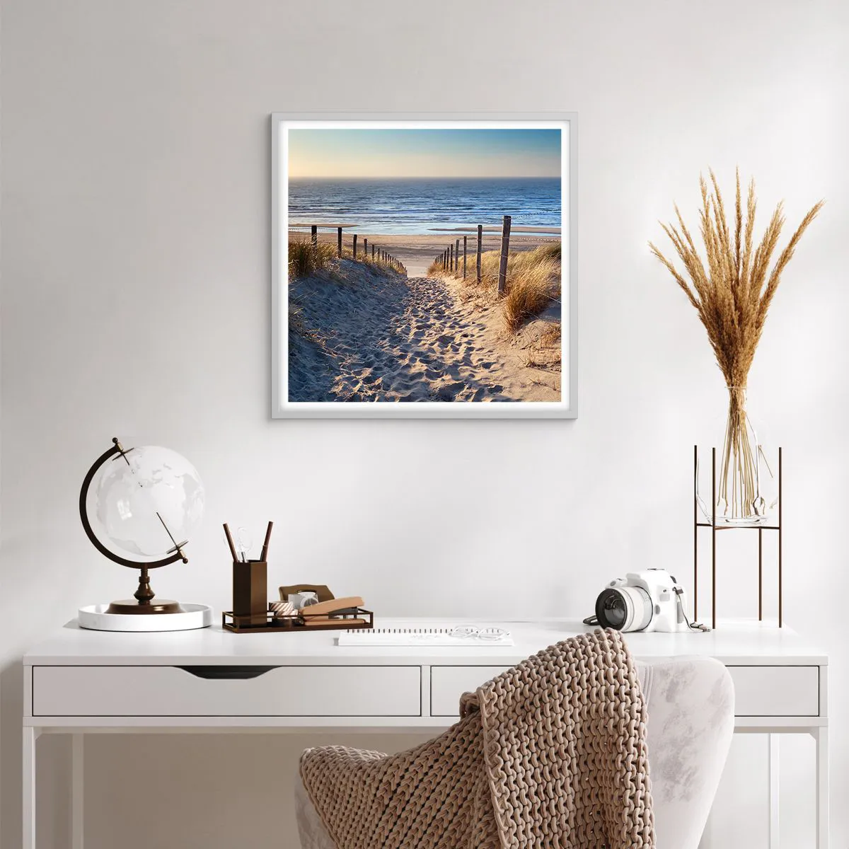 Póster en marco blanco - El sonido del mar, el canto de los pájaros, una playa virgen entre las dunas... - 60x60 cm