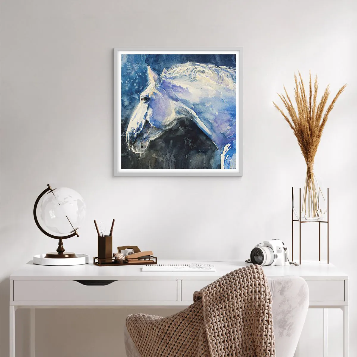 Affiche dans un cadre blanc - Poster - Portrait dans une lueur azur - 60x60 cm