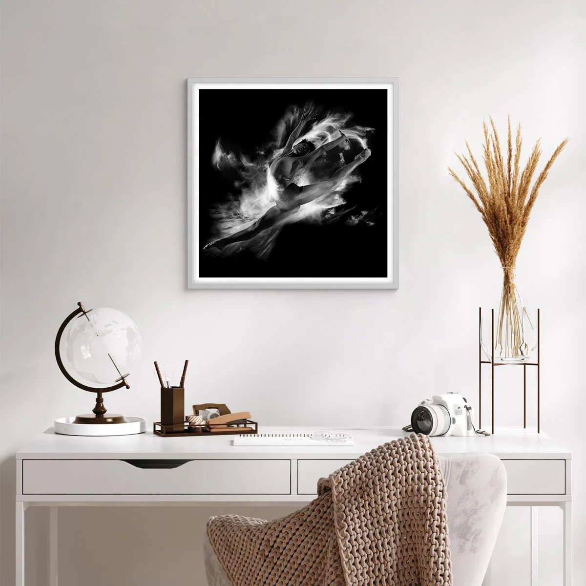 Poster in einem weißen Rahmen - Im Flug hängen geblieben - 60x60 cm