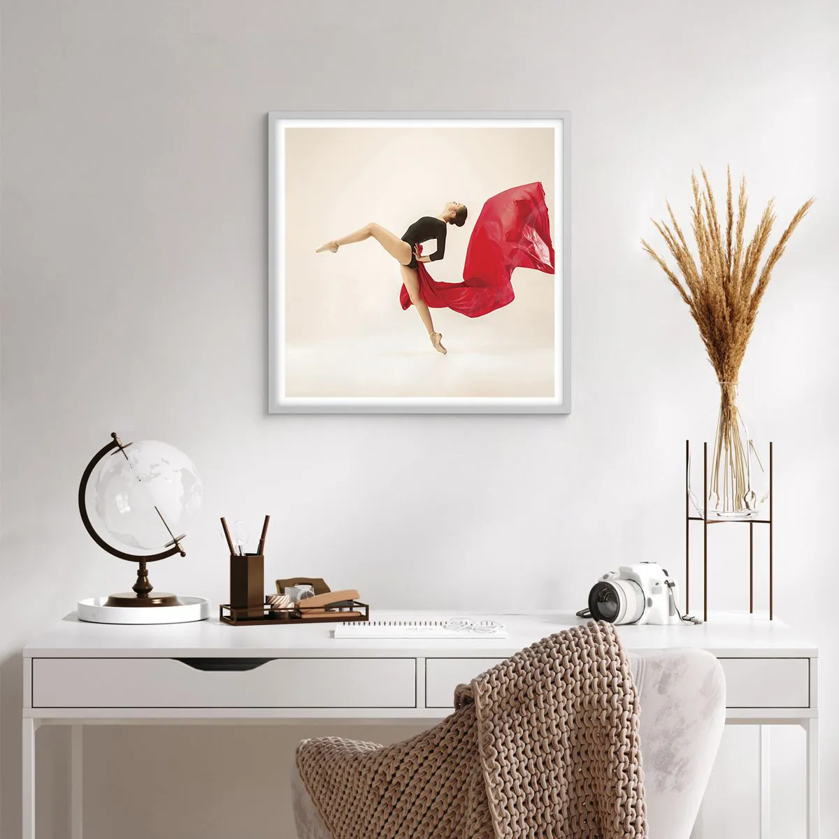 Affisch i vit ram - Röd och svart - 60x60 cm