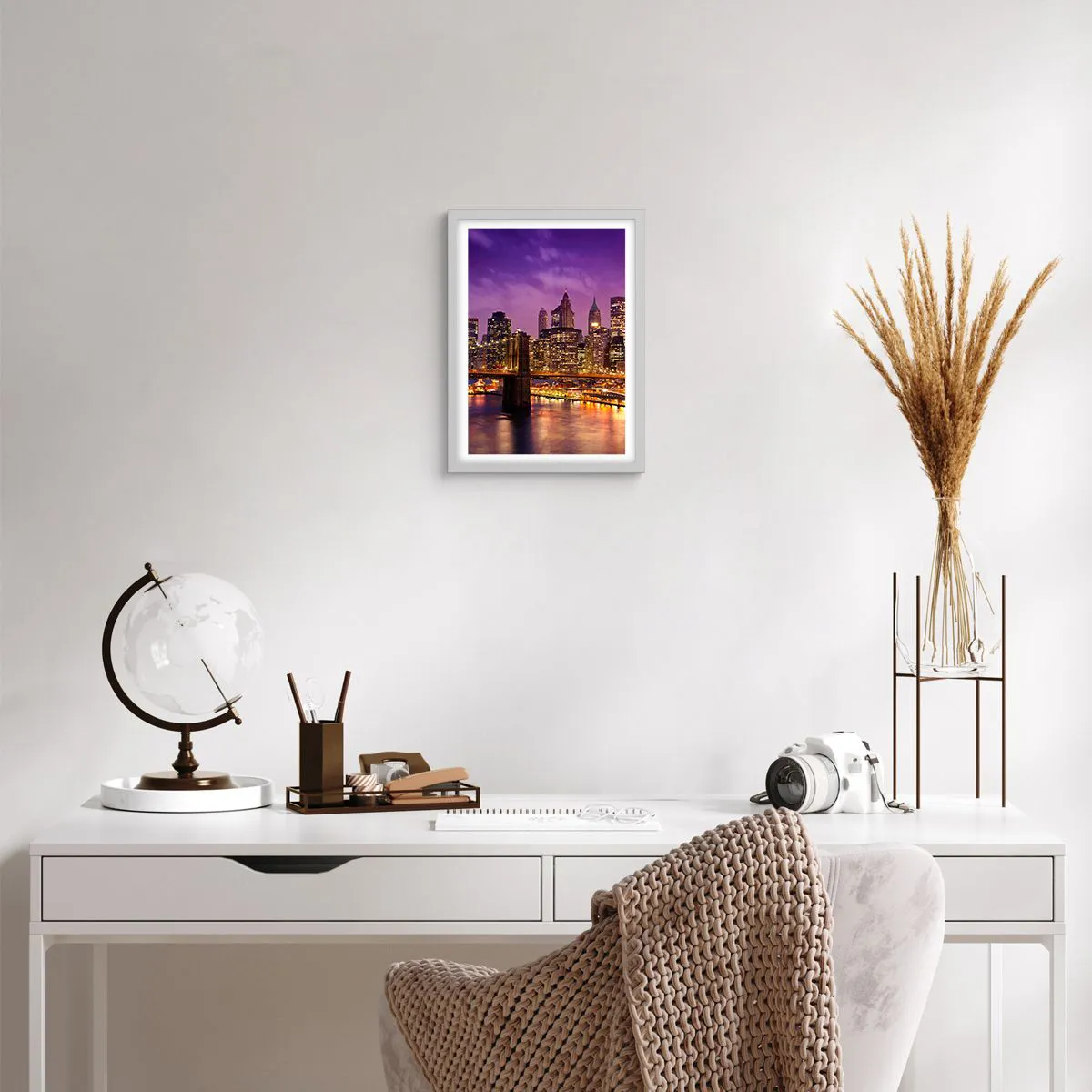 Plakát v bílém rámu - Fialovo-zlatý Manhattan - 30x40 cm