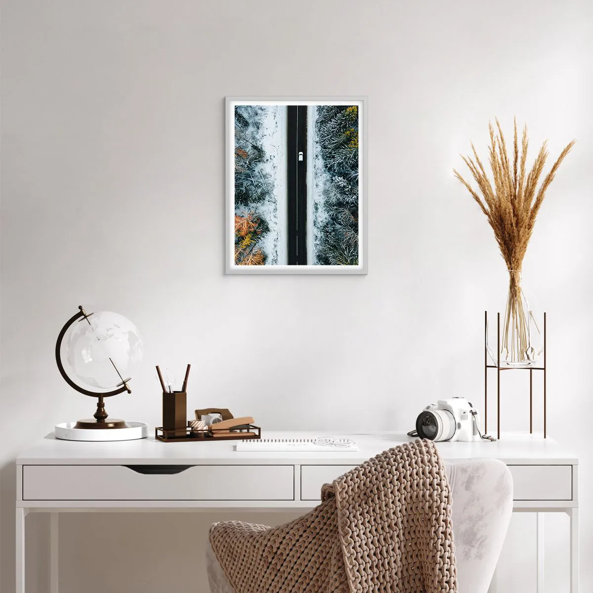 Plakat w białej ramie - Przeciąć zimowy las - 40x50 cm