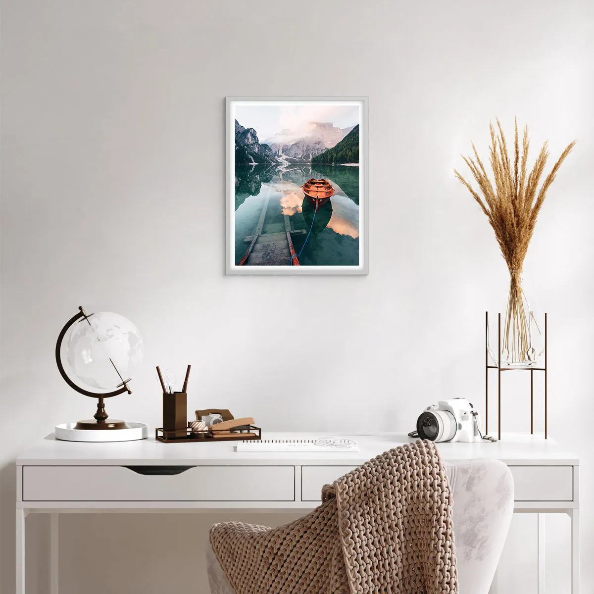 Affisch i vit ram - Lugn bergsömn - 40x50 cm