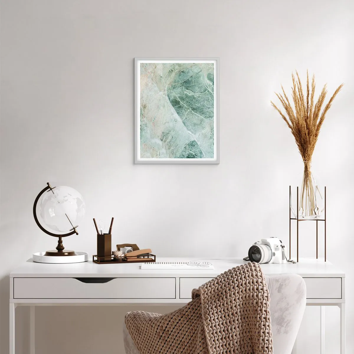 Plakat i hvid ramme - Den ædle kølighed af sten - 40x50 cm