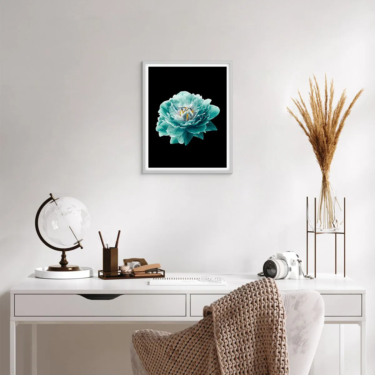 Poster in einem weißen Rahmen - Blaue und goldene Blütenblätter - 40x50 cm