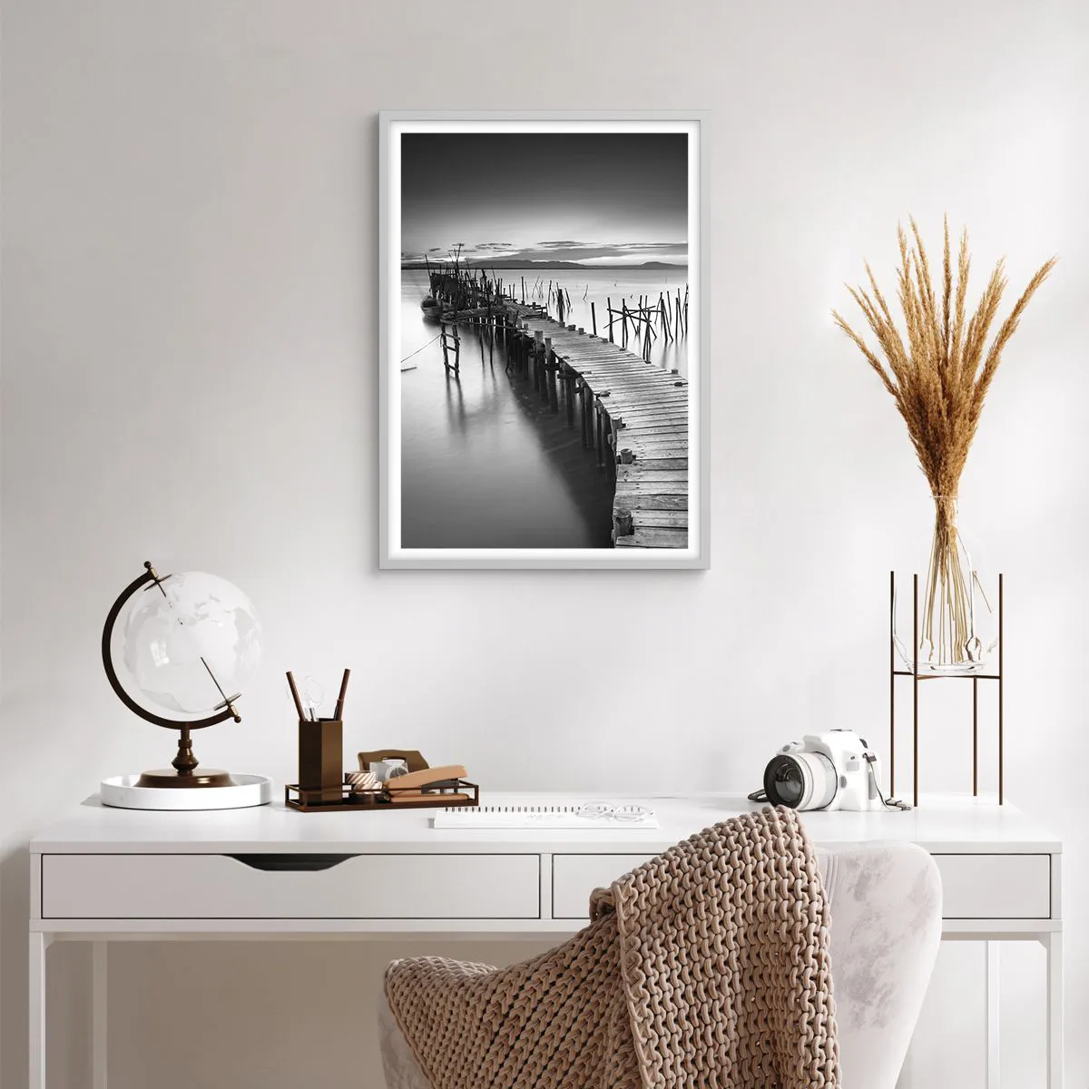 Plakat w białej ramie - Spokój zapomnianego brzegu - 50x70 cm