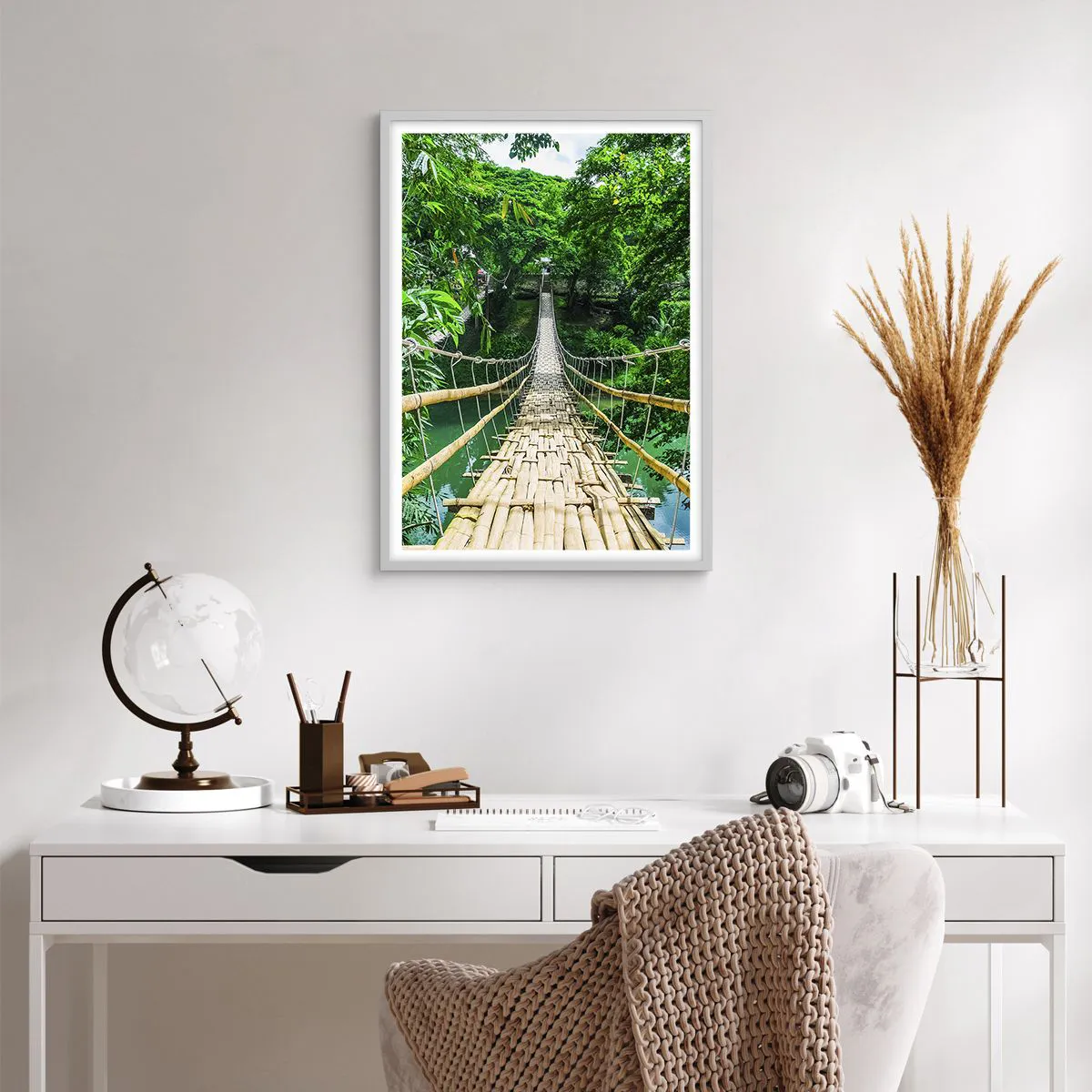 Poster in einem weißen Rahmen - Monkey Bridge über das Grün - 50x70 cm