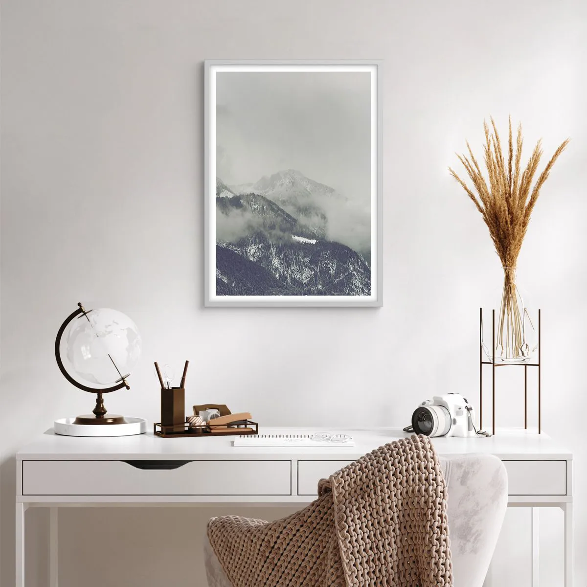 Affiche dans un cadre blanc - Poster - Vallée brumeuse - 50x70 cm