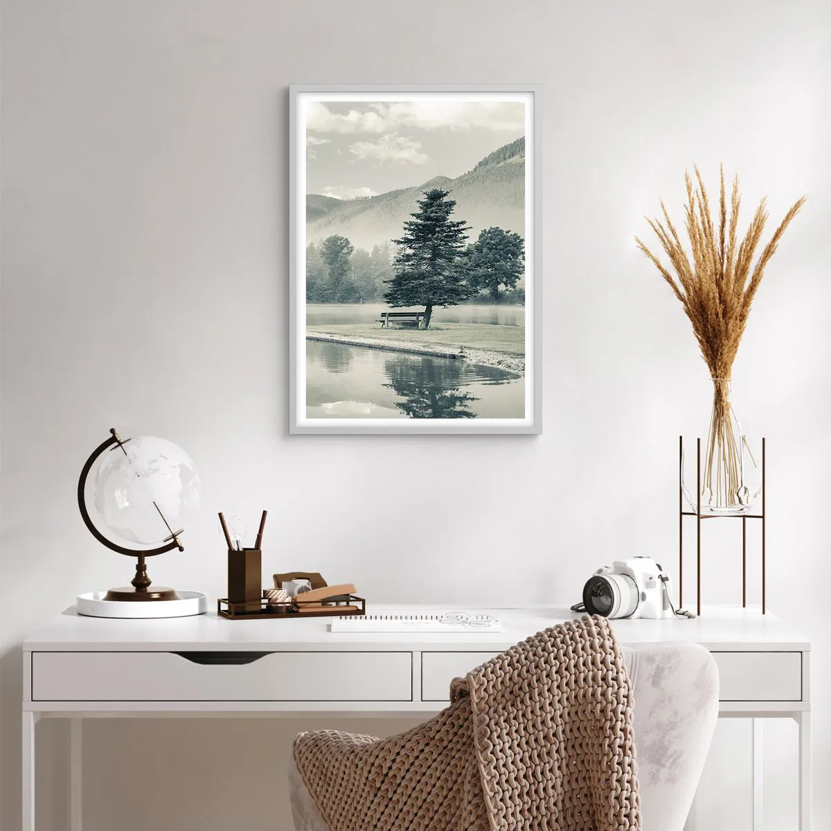 Plakat i hvid ramme - Søen sover stadig - 50x70 cm