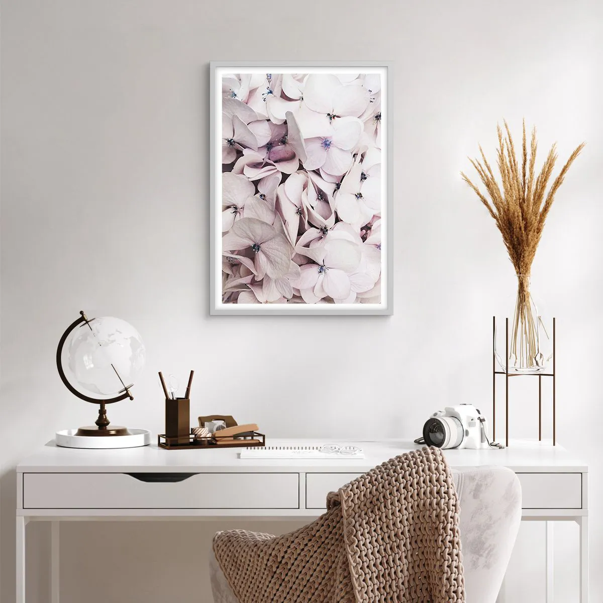 Poster in einem weißen Rahmen - In einer Blumenflut - 50x70 cm