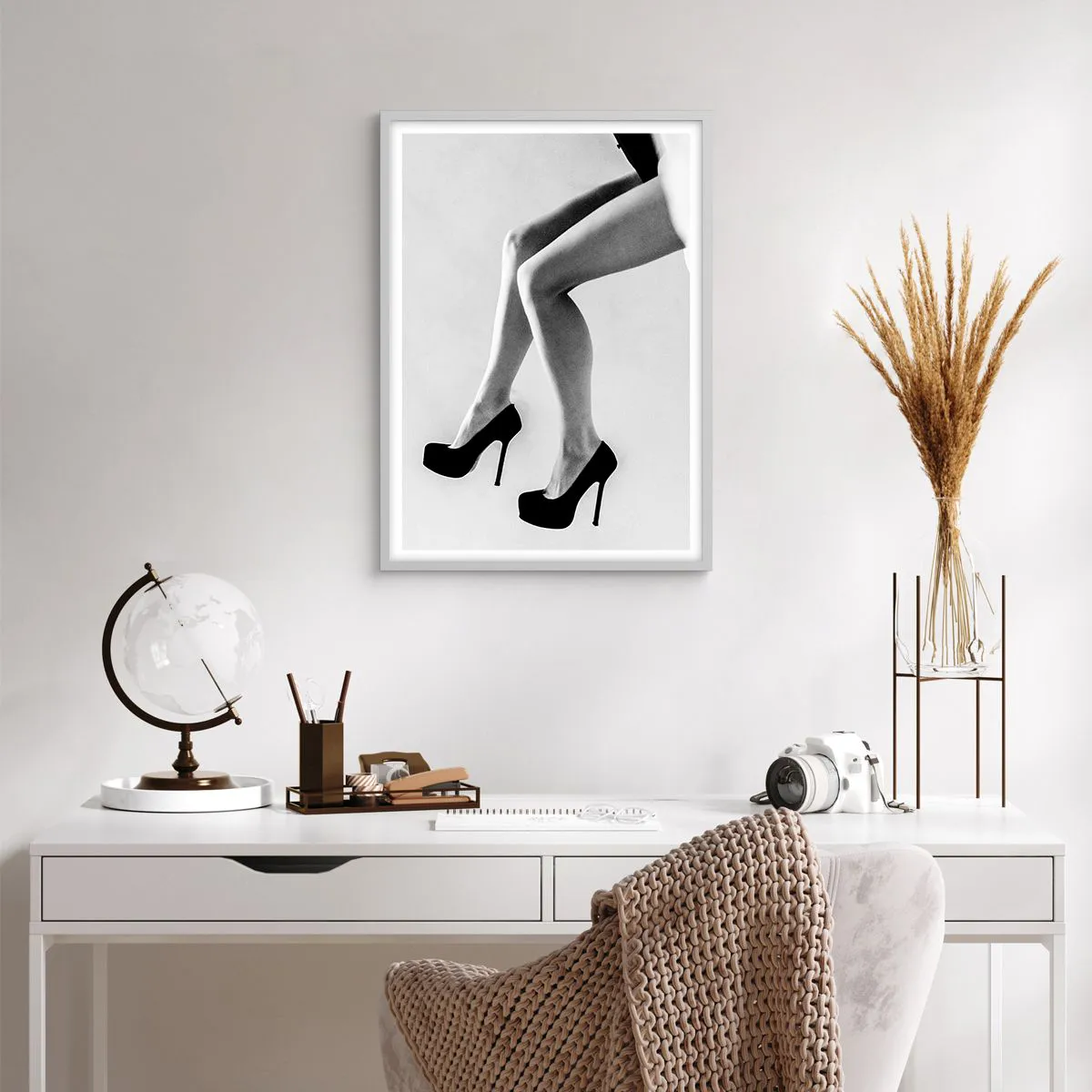 Plakat w białej ramie - Wieczna kobiecość - 50x70 cm