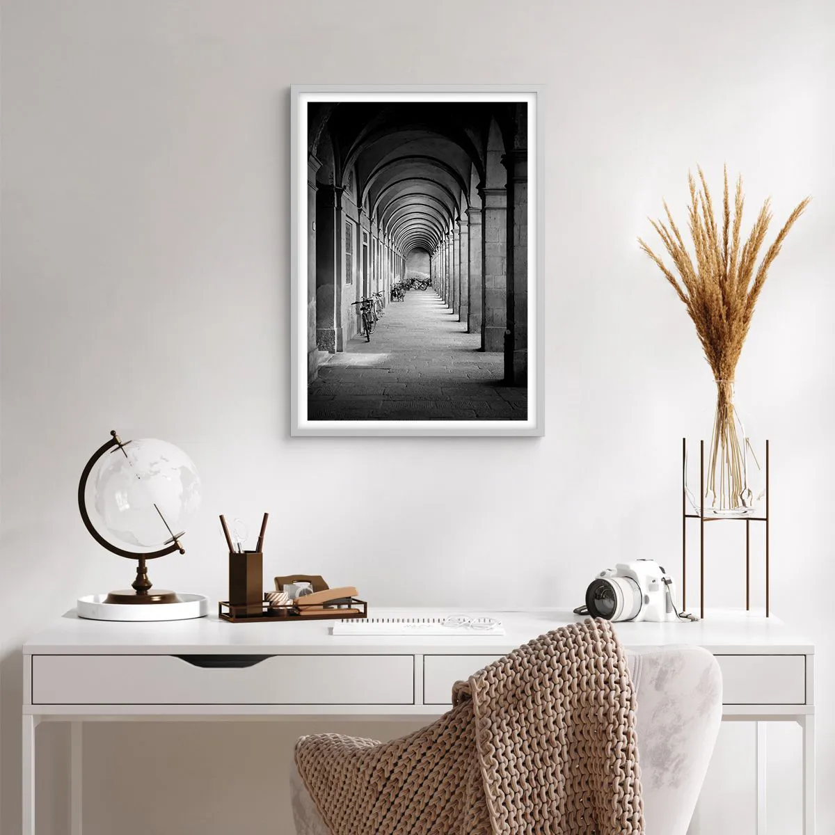 Affiche dans un cadre blanc - Poster - Sous les arcades - 50x70 cm