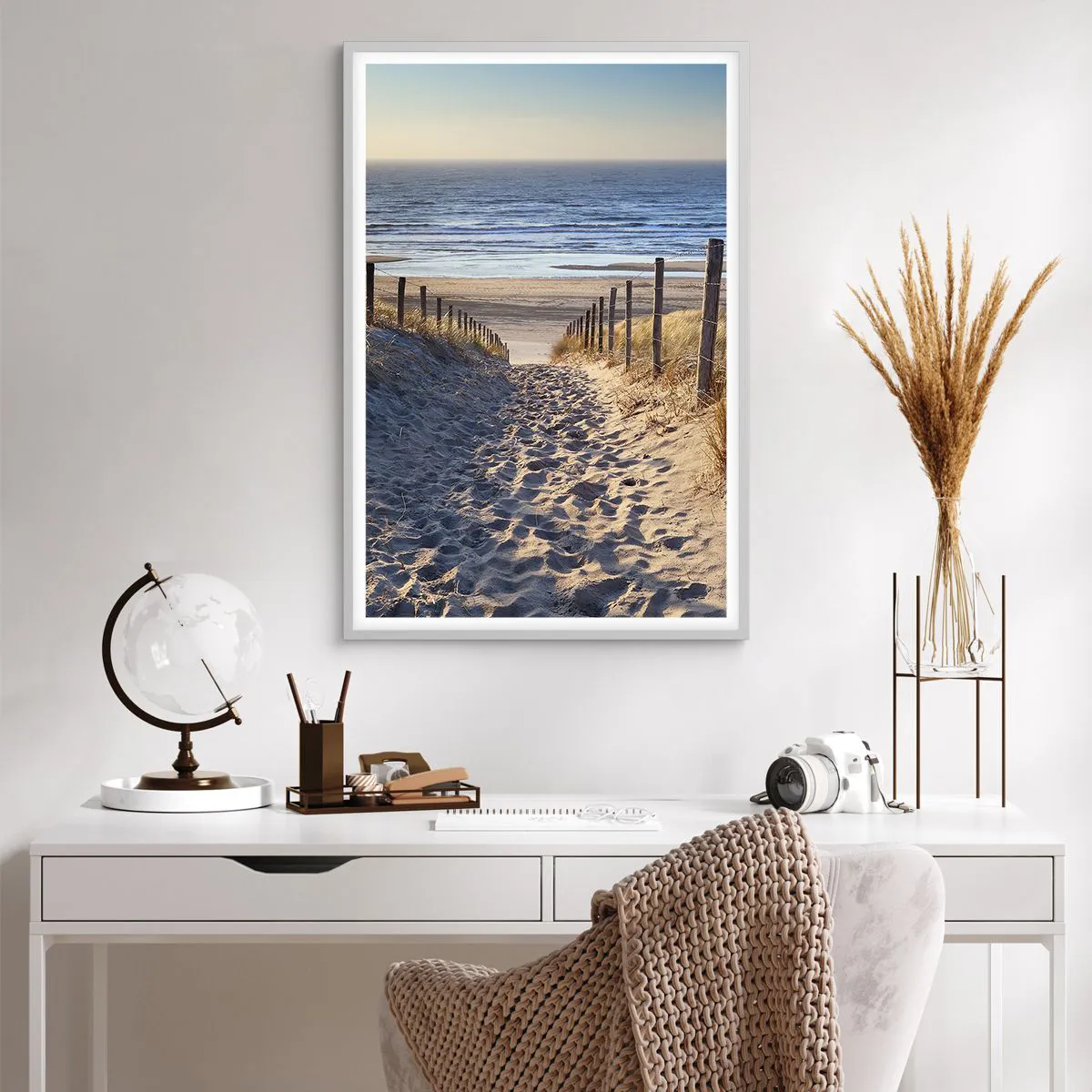 Plakat i hvid ramme - Havet brummer, fuglene synger, en vild strand midt i græsset.... - 61x91 cm
