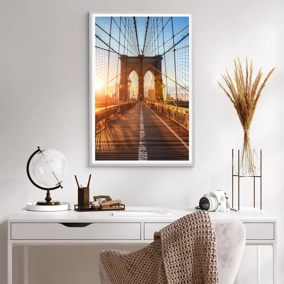 Poster in einem weißen Rahmen - Auf der goldenen Brücke - 61x91 cm