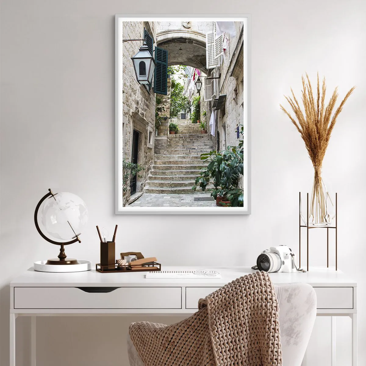 Plakat i hvid ramme - En charmerende baggyde - 61x91 cm