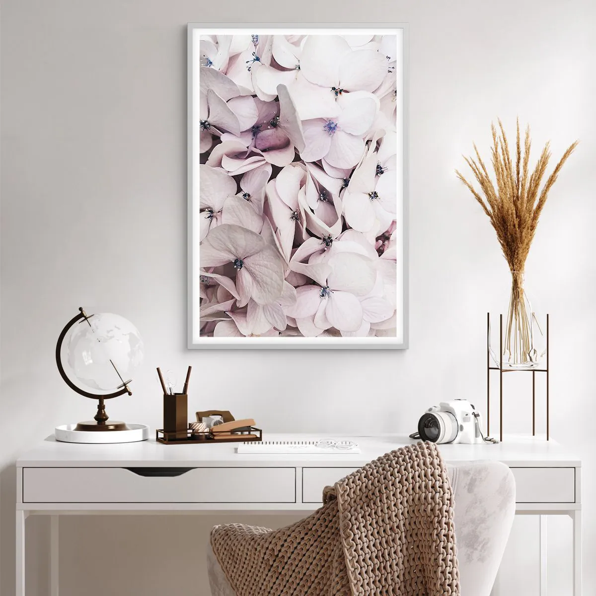 Poster in einem weißen Rahmen - In einer Blumenflut - 61x91 cm