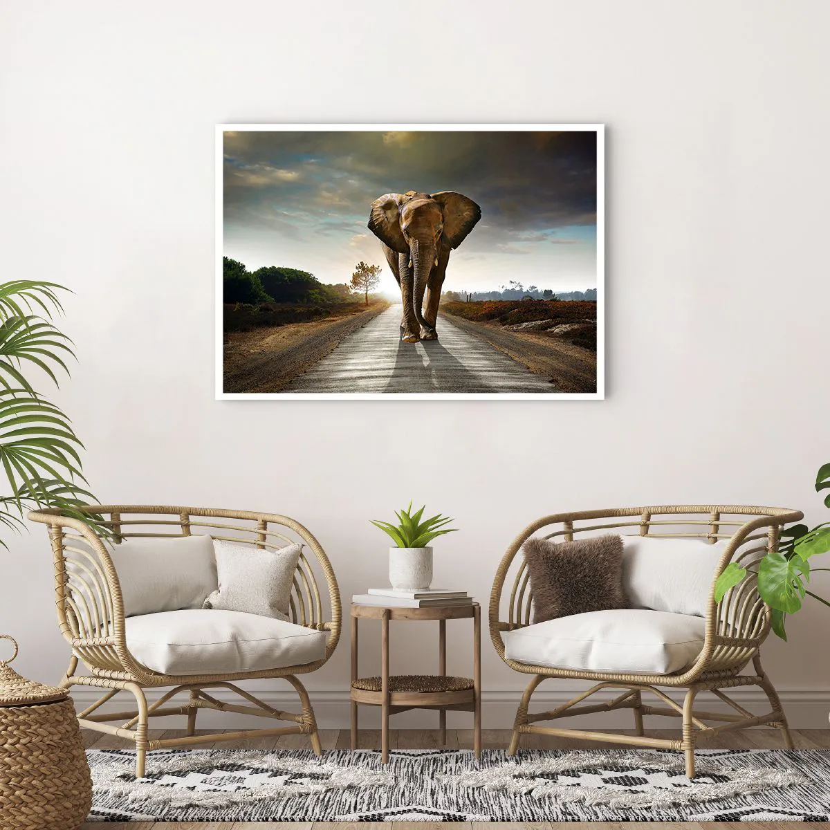 Affiche - Poster - Un éléphant marchant le long d'une route à travers un paysage au coucher du soleil - 100x70cm - Et pas du tout en porcelaine - Décoration murale moderne pour le salon et la chambre ARTTOR