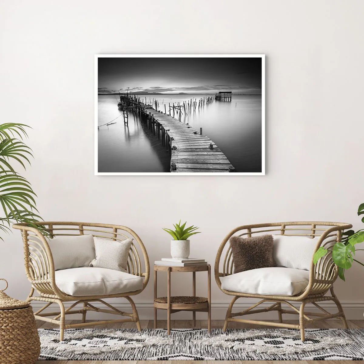 Poster - Ein Holzsteg an einem ruhigen See in Grautönen - 100x70cm - Der Frieden eines vergessenen Ufers - Moderne Wanddekoration für Wohnzimmer und Schlafzimmer ARTTOR