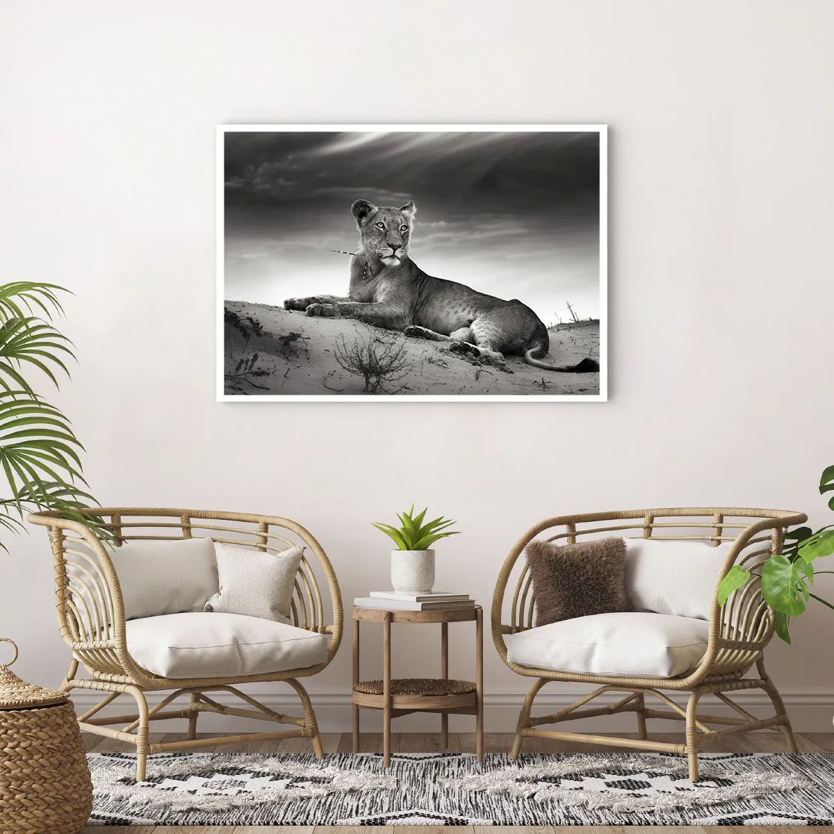 Poster - Schwarz-Weiß-Porträt einer Löwin in der Savanne - 100x70cm - Die Königin der Wüstenruhe - Moderne Wanddekoration für Wohnzimmer und Schlafzimmer ARTTOR