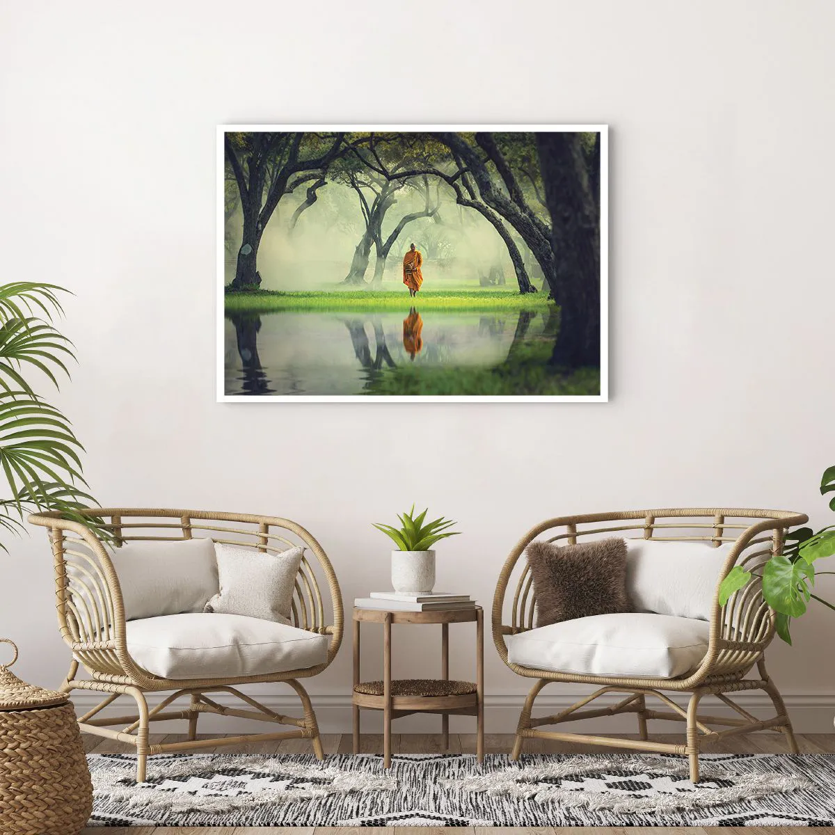 Plakat - Mnich w pomarańczowej szacie w lesie z mglistym tłem i odbiciem w wodzie - 100x70cm - W drodze do oświecenia - Nowoczesna dekoracja ścienna do salonu i sypialni ARTTOR