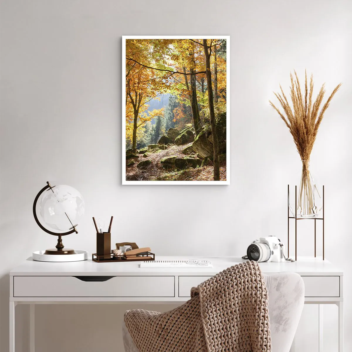 Plakat - Jesienny las z promieniami słońca i kamieniami porośniętymi mchem - 50x70cm - Czas na odpoczynek - Nowoczesna dekoracja ścienna do salonu, kuchni i sypialni ARTTOR