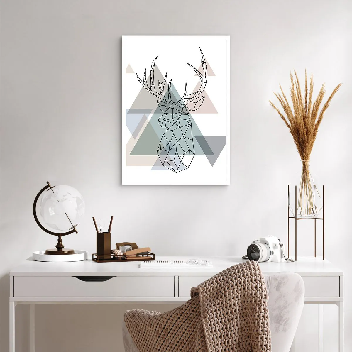 Póster - Silueta geométrica de un ciervo sobre un fondo de triángulos. - 50x70cm - En un bosque geométrico - Decoración de pared moderna para salón y dormitorio ARTTOR