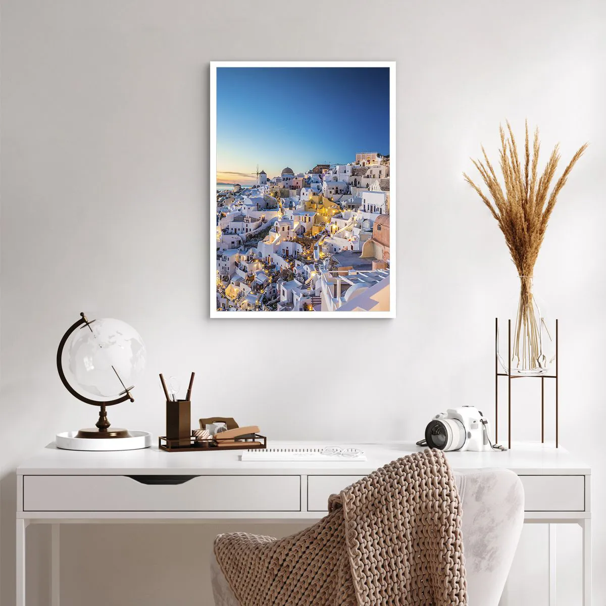 Affiche - Poster - Vue des maisons illuminées de Santorin au coucher du soleil - 50x70cm - L'essence de la grecque - Décoration murale moderne pour le salon et la chambre ARTTOR