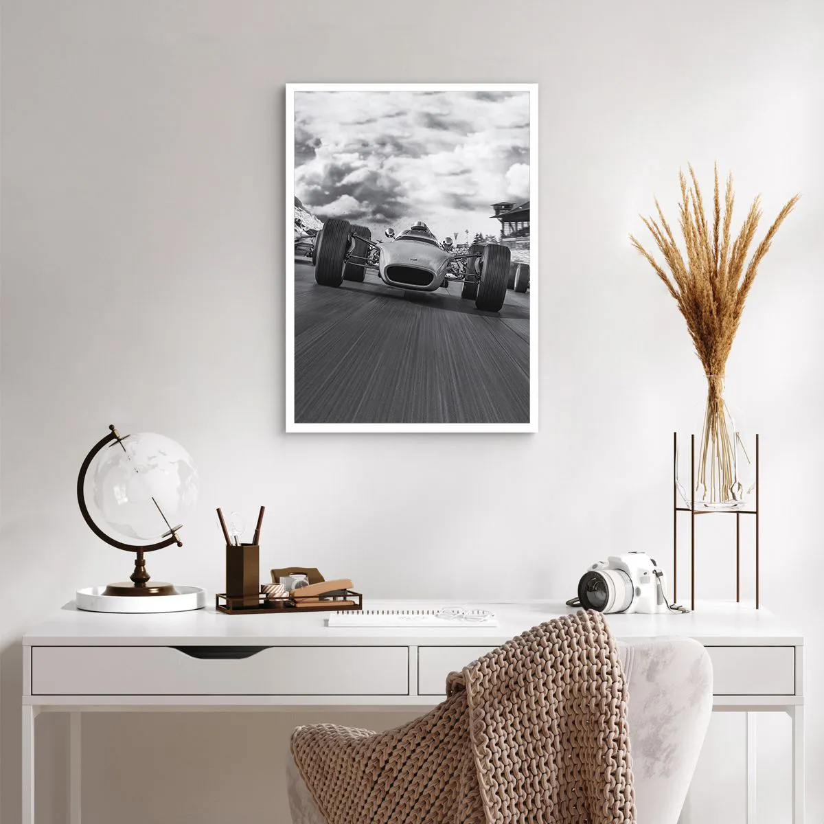 Póster - Coche de carreras retro en pista en blanco y negro - 50x70cm - ¡Hay poder! - Decoración de pared moderna para salón y dormitorio ARTTOR