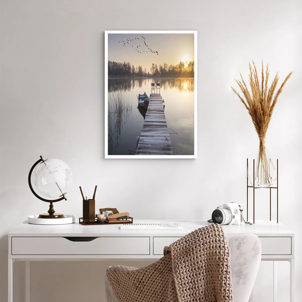 Plakat - Pomost nad jeziorem o wschodzie słońca - 50x70cm - Wrócę za jakiś czas - Nowoczesna dekoracja ścienna do salonu, kuchni i sypialni ARTTOR