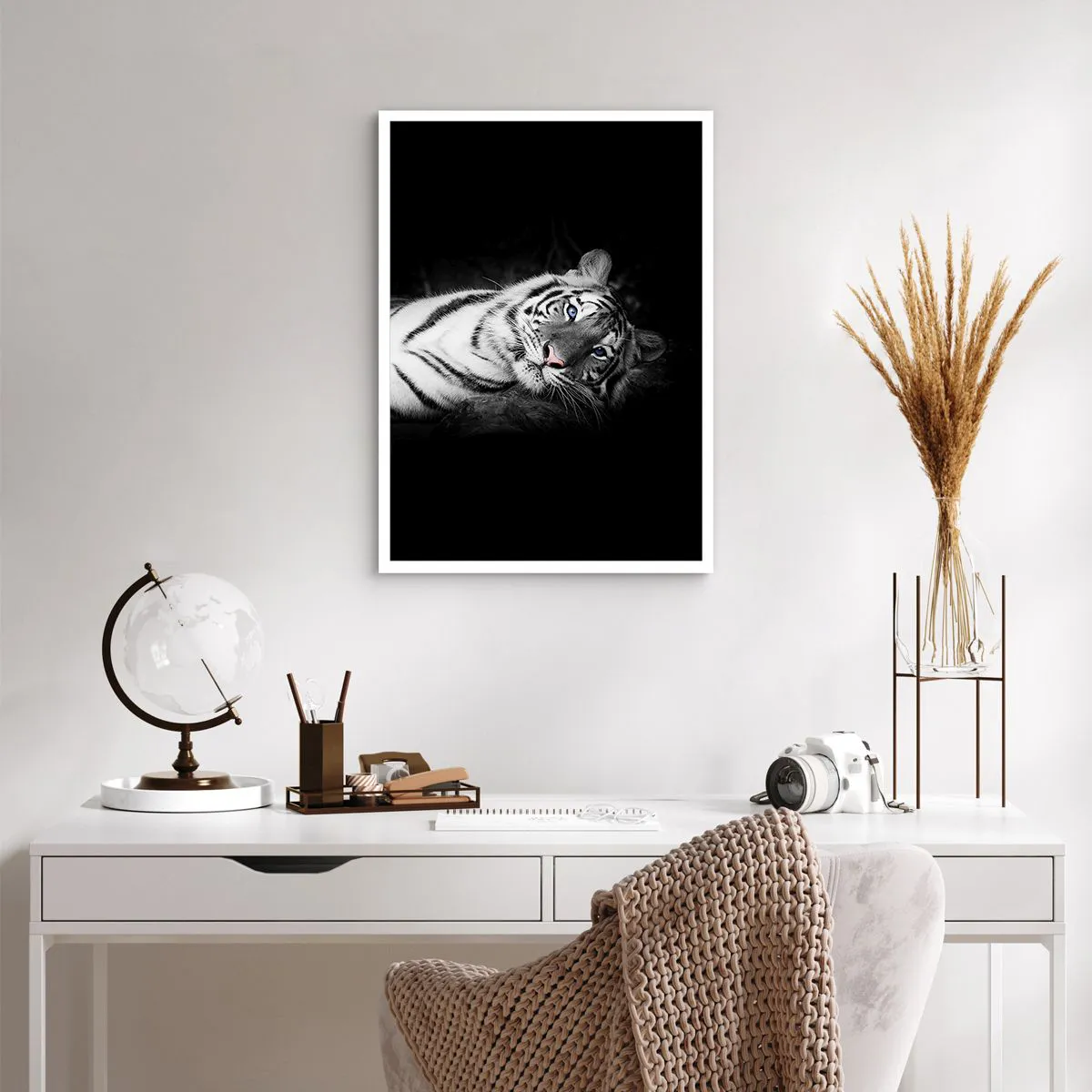 Póster - Un tigre blanco en una toma contrastante sobre un fondo negro. - 50x70cm - Salvaje y tranquilo - Decoración de pared moderna para salón y dormitorio ARTTOR