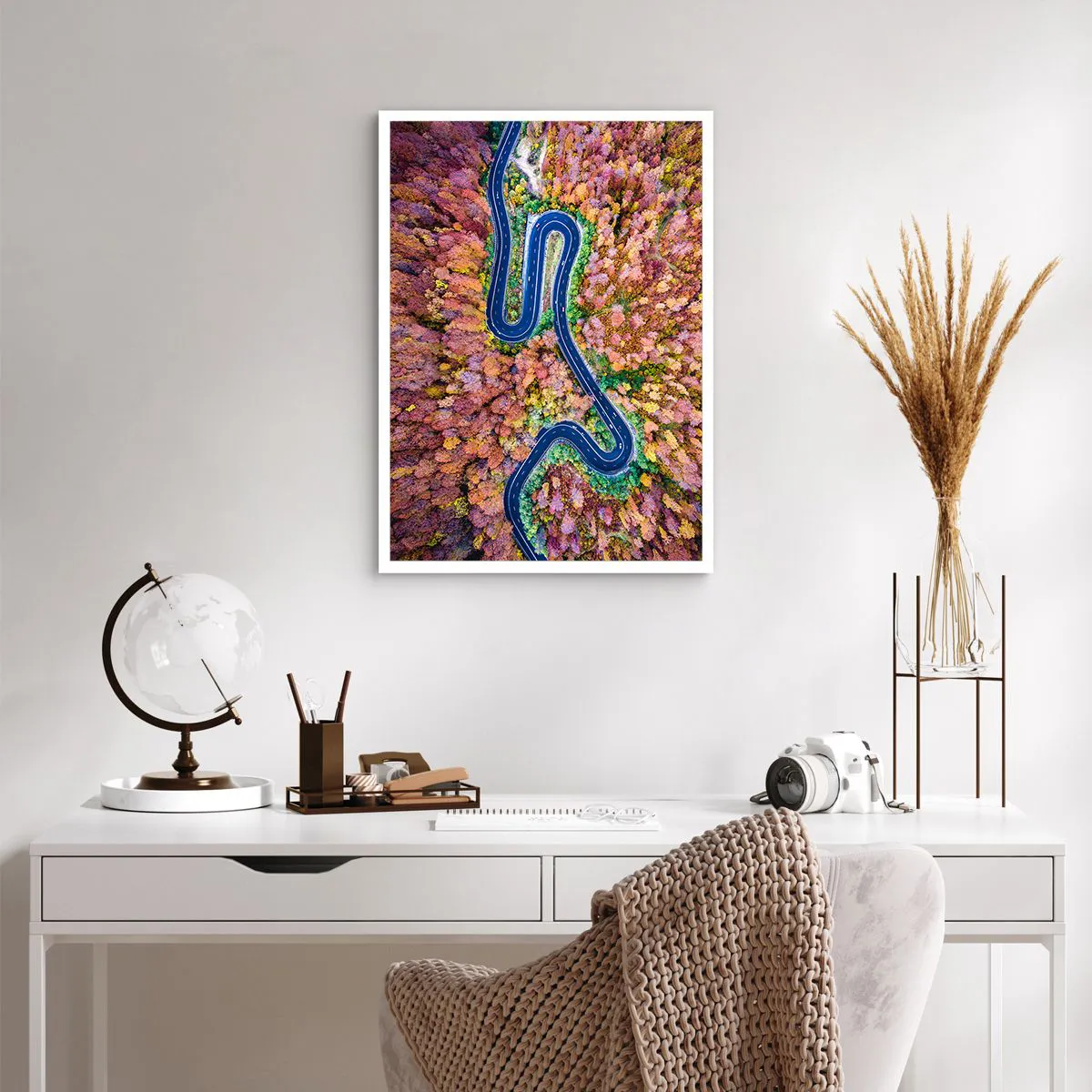 Affiche - Poster - Une route sinueuse dans une forêt d'automne vue à vol d'oiseau - 50x70cm - Route sinueuse à travers la forêt - Décoration murale moderne pour le salon et la chambre ARTTOR