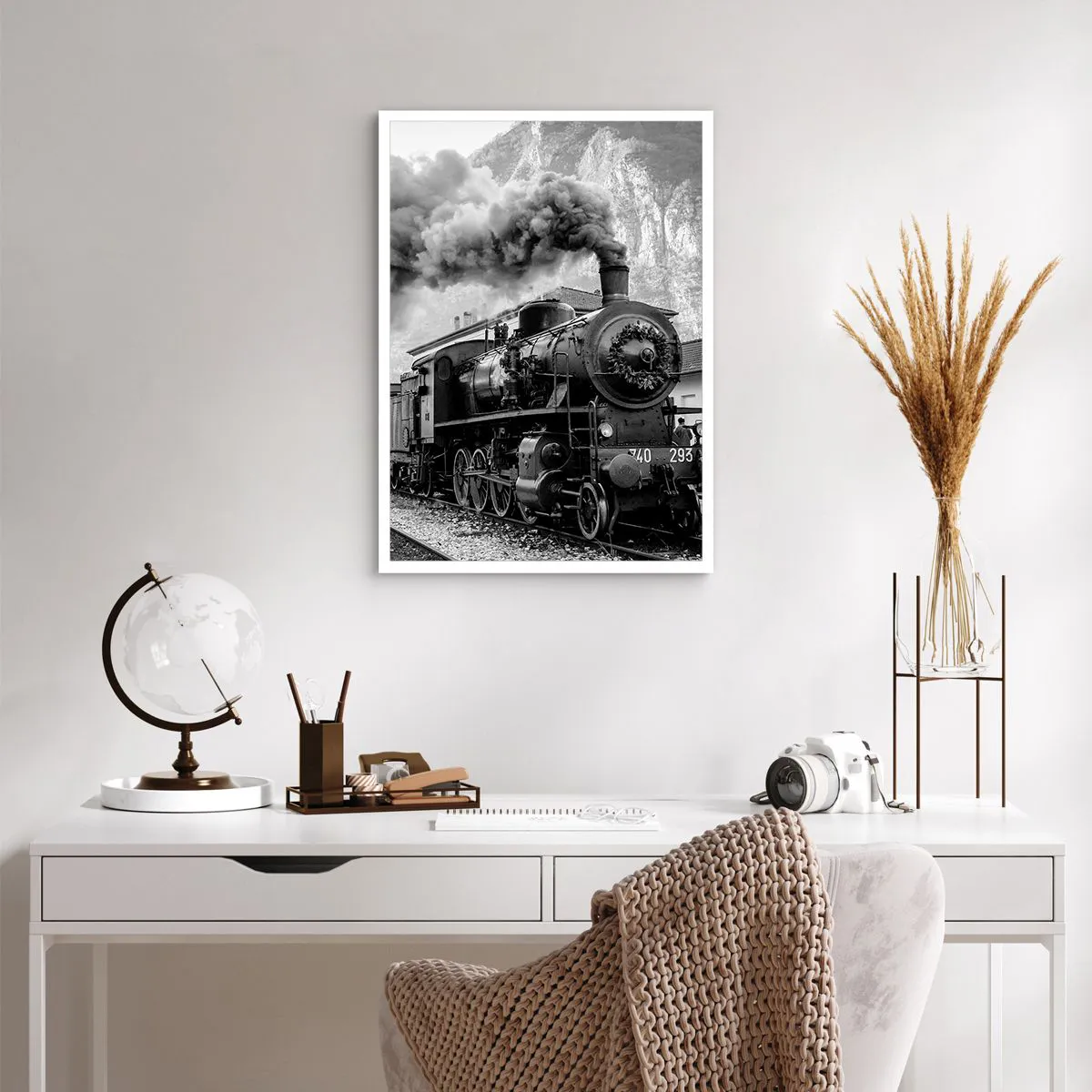 Affiche - Poster - Une locomotive à vapeur avec de la vapeur montante dans un décor montagneux - 50x70cm - Attend à la gare... - Décoration murale moderne pour le salon et la chambre ARTTOR