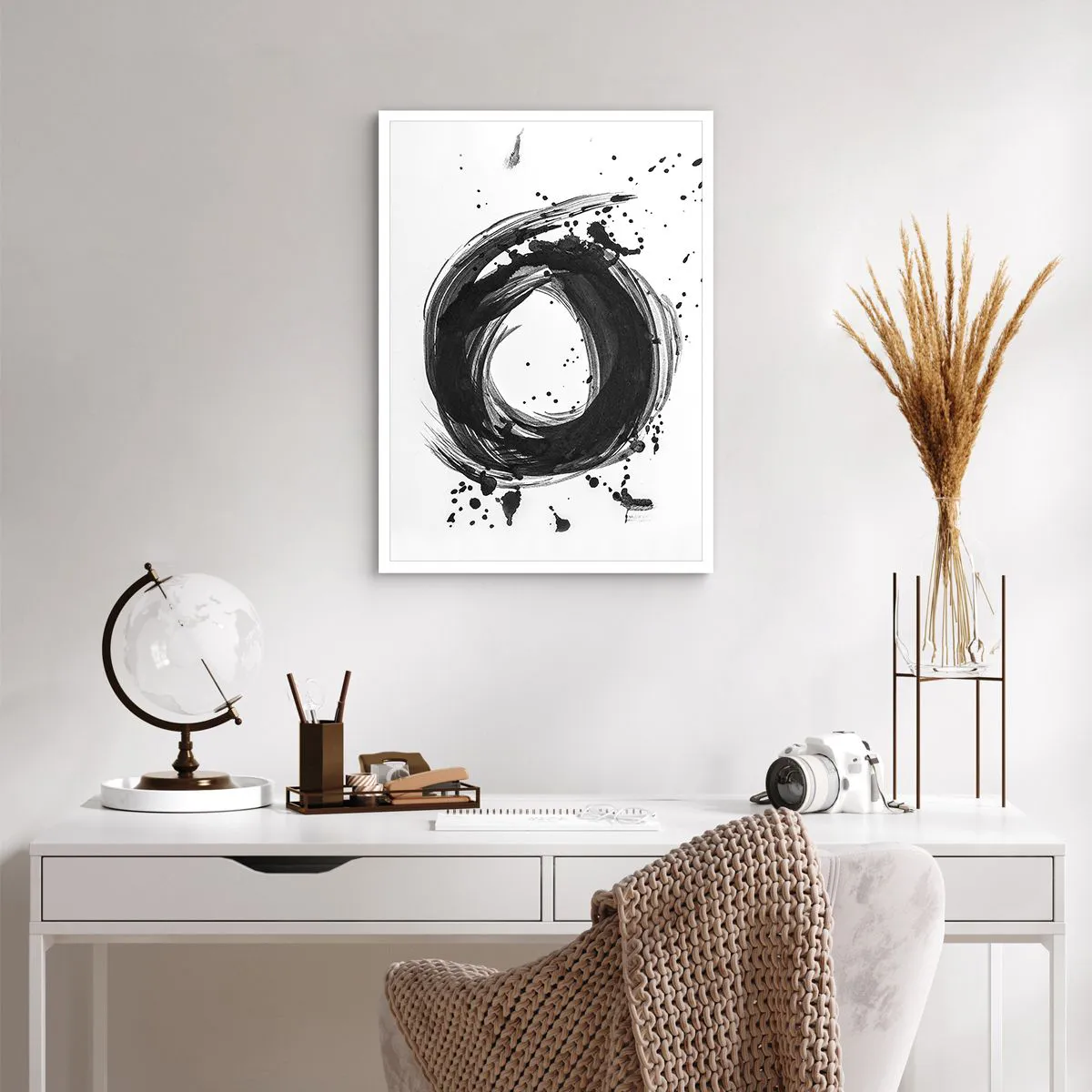 Póster - Círculo abstracto en blanco y negro con manchas dinámicas. - 50x70cm - El torbellino de la creación - Decoración de pared moderna para salón y dormitorio ARTTOR