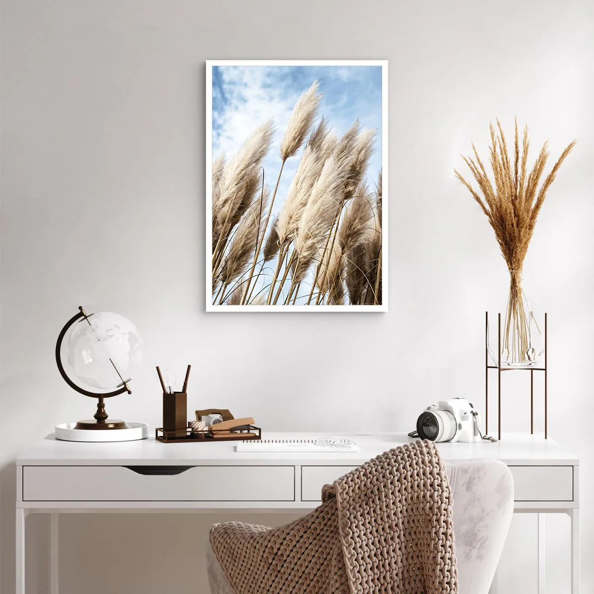 Plakat - Pampasowe trawy na tle nieba - 50x70cm - Słoneczna i wietrzna pieszczota - Nowoczesna dekoracja ścienna do salonu, kuchni i sypialni ARTTOR