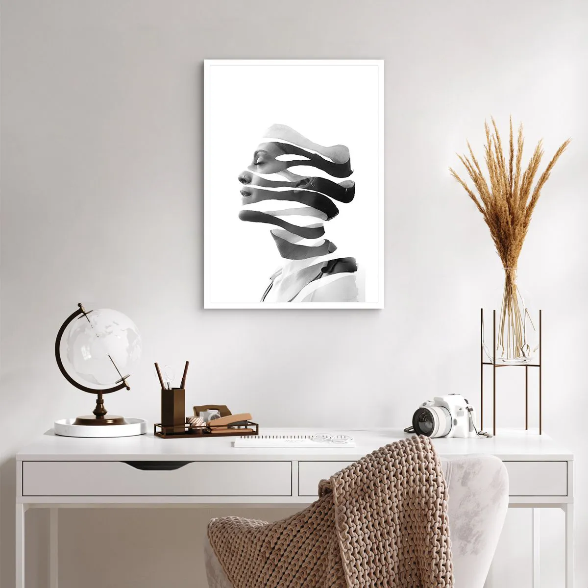 Poster - Schwarz-Weiß-Porträt einer Frau im minimalistischen Stil - 50x70cm - Surreales Porträt - Moderne Wanddekoration für Wohnzimmer und Schlafzimmer ARTTOR