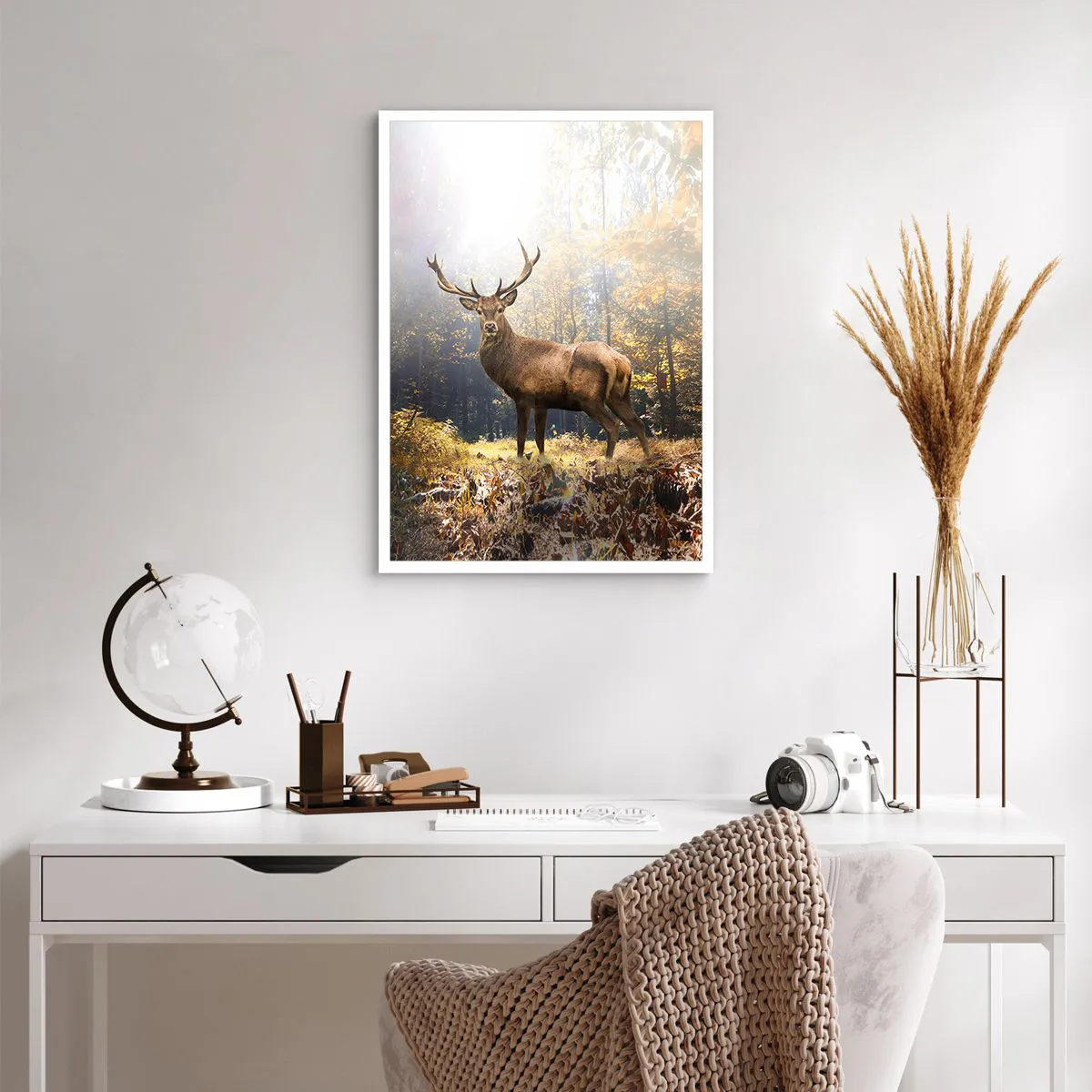 Affiche - Poster - Un cerf dans une forêt éclairée par la lumière du soleil - 50x70cm - Toute sa majesté - Décoration murale moderne pour le salon et la chambre ARTTOR