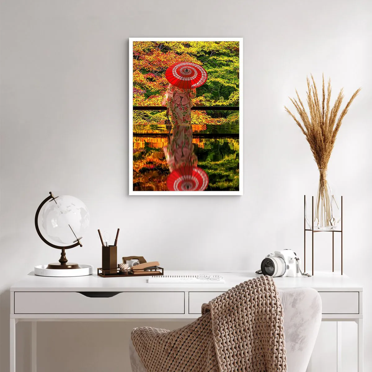 Poster - Eine Frau im Kimono mit einem roten Regenschirm vor einem Hintergrund aus Herbstblättern. - 50x70cm - Im Tempel der Natur - Moderne Wanddekoration für Wohnzimmer und Schlafzimmer ARTTOR