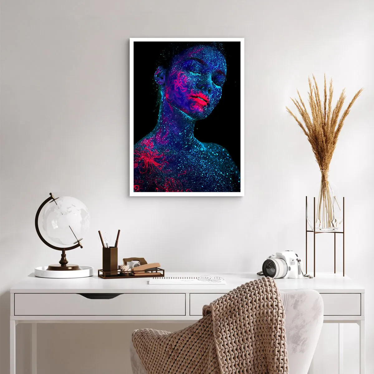 Poster - Eine Frau, die unter UV-Licht mit fluoreszierendem Pollen bedeckt ist. - 50x70cm - Im Sternenstaub - Moderne Wanddekoration für Wohnzimmer und Schlafzimmer ARTTOR