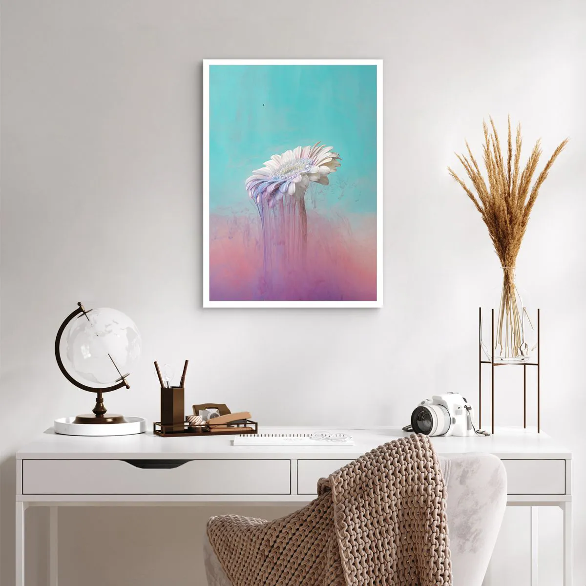 Affiche - Poster - Gerbera blanc avec des stries colorées sur fond pastel - 50x70cm - Le monde souterrain des fleurs - Décoration murale moderne pour le salon et la chambre ARTTOR