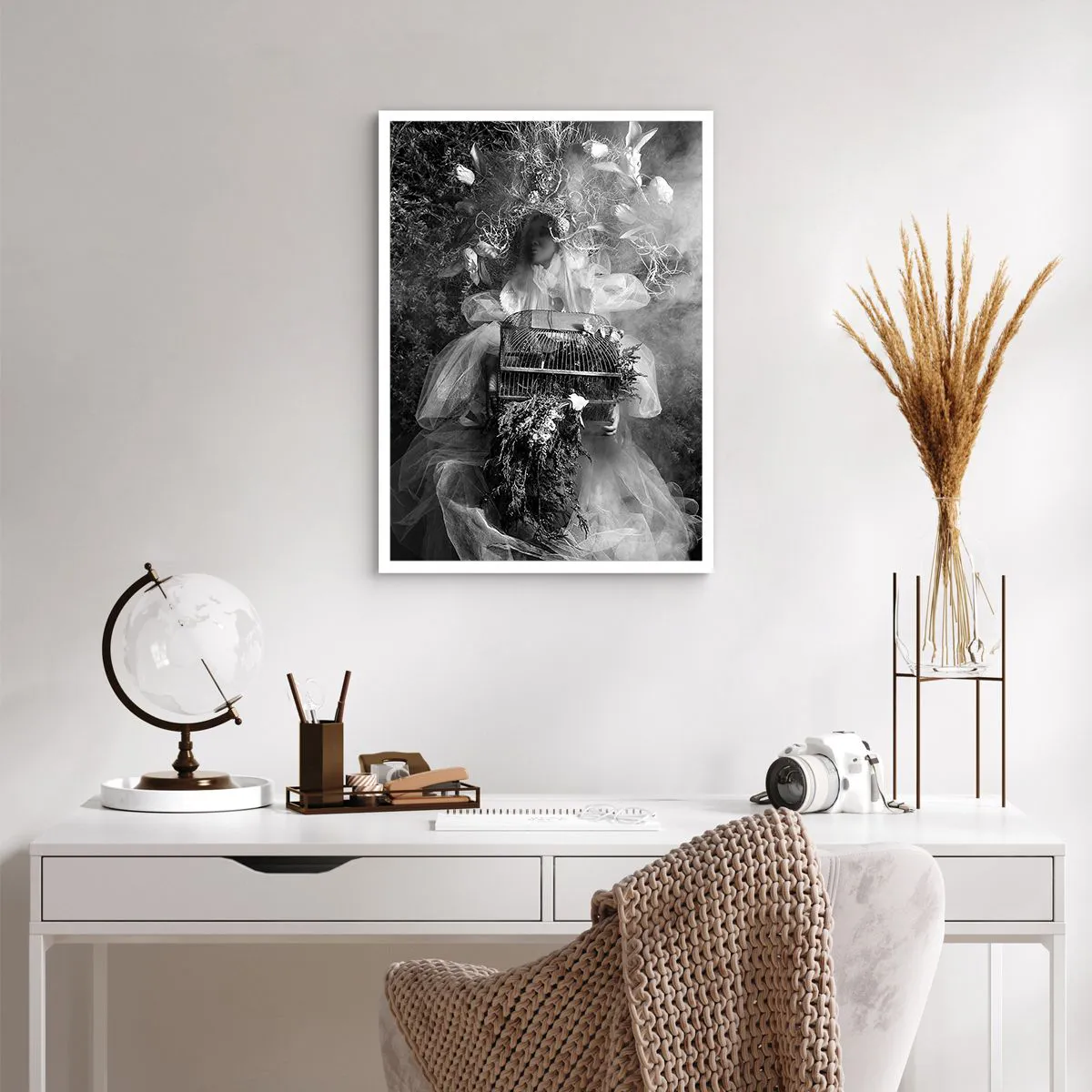 Plakat - Kobieta w sukni otoczona naturą w czarno-białej fotografii - 50x70cm - Sama Matka – Natura - Nowoczesna dekoracja ścienna do salonu, kuchni i sypialni ARTTOR