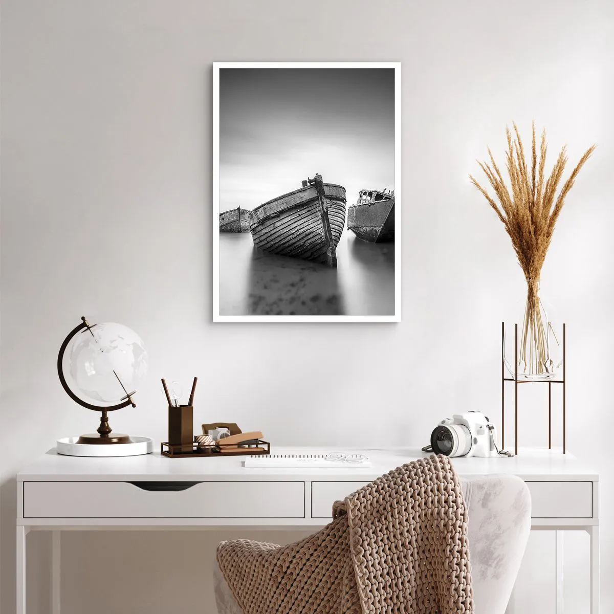 Poster - Ripresa in bianco e nero di vecchie barche in acque calme - 50x70cm - Sono solo ricordi... - Decorazione murale moderna per soggiorno e camera da letto ARTTOR