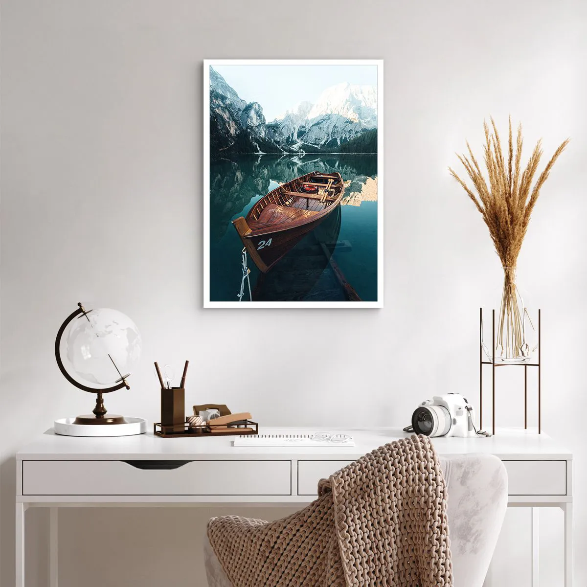 Poster - Ein Holzboot auf einem ruhigen See, umgeben von Bergen - 50x70cm - Wie auf Glas gemalt - Moderne Wanddekoration für Wohnzimmer und Schlafzimmer ARTTOR