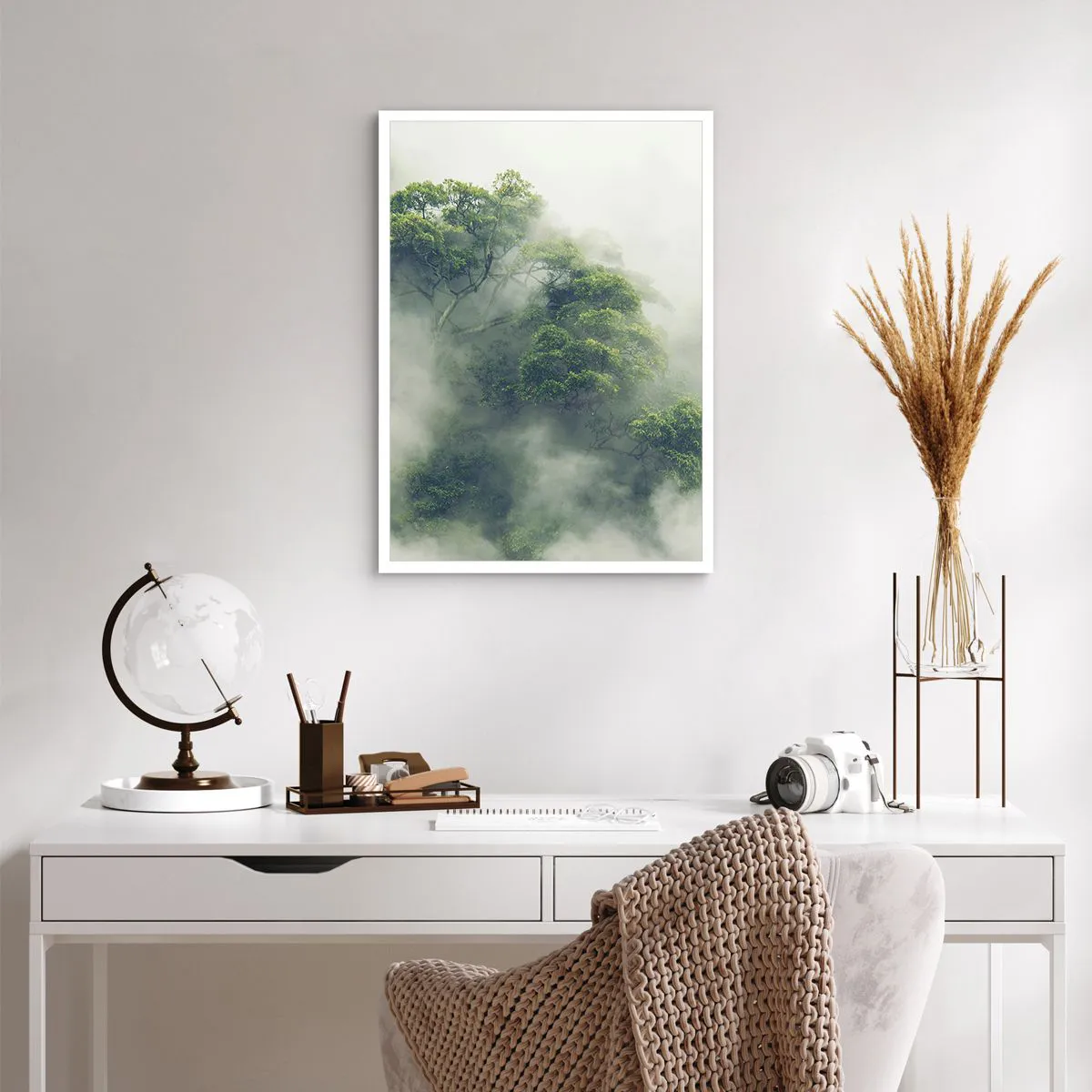 Poster - Cime verdi degli alberi nascoste nella fitta e misteriosa nebbia - 50x70cm - Avvolti dalla nebbia - Decorazione murale moderna per soggiorno e camera da letto ARTTOR