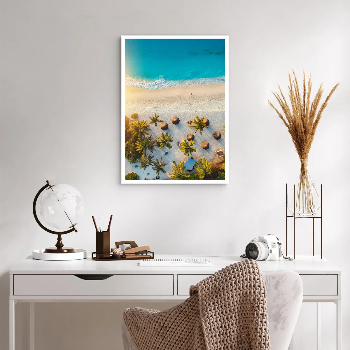 Plakat - Widok z lotu ptaka na rajską plażę z palmami i turkusową wodą - 50x70cm - Witaj w raju - Nowoczesna dekoracja ścienna do salonu, kuchni i sypialni ARTTOR