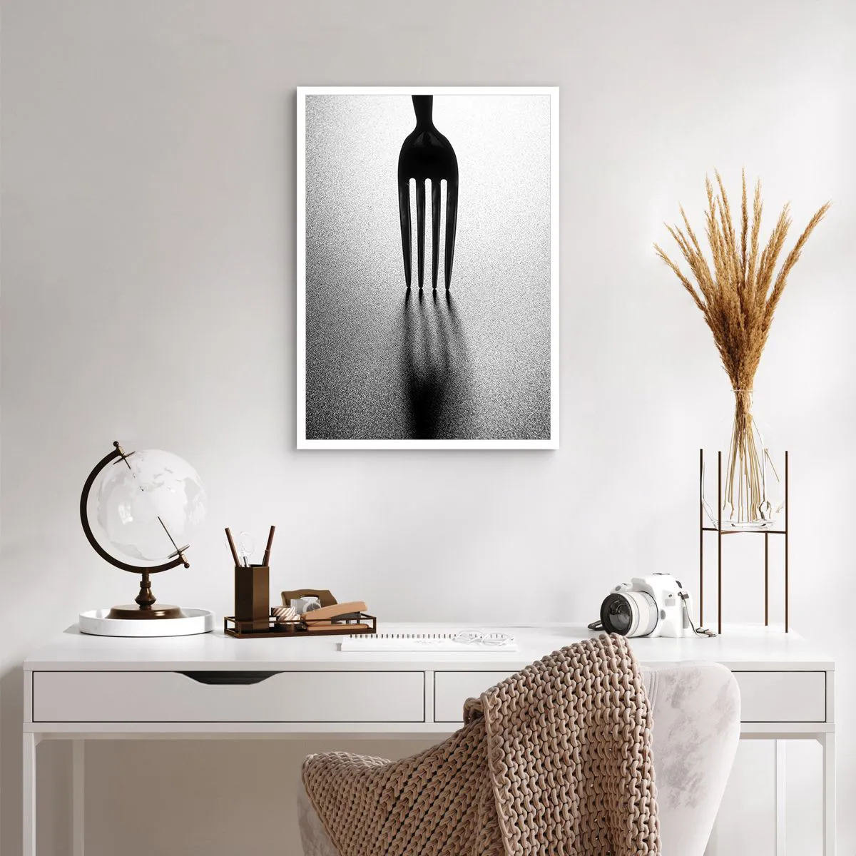 Affiche - Poster - Une photographie minimaliste en noir et blanc d'une fourchette et d'une ombre. - 50x70cm - Lumière et ombre - Décoration murale moderne pour le salon et la chambre ARTTOR