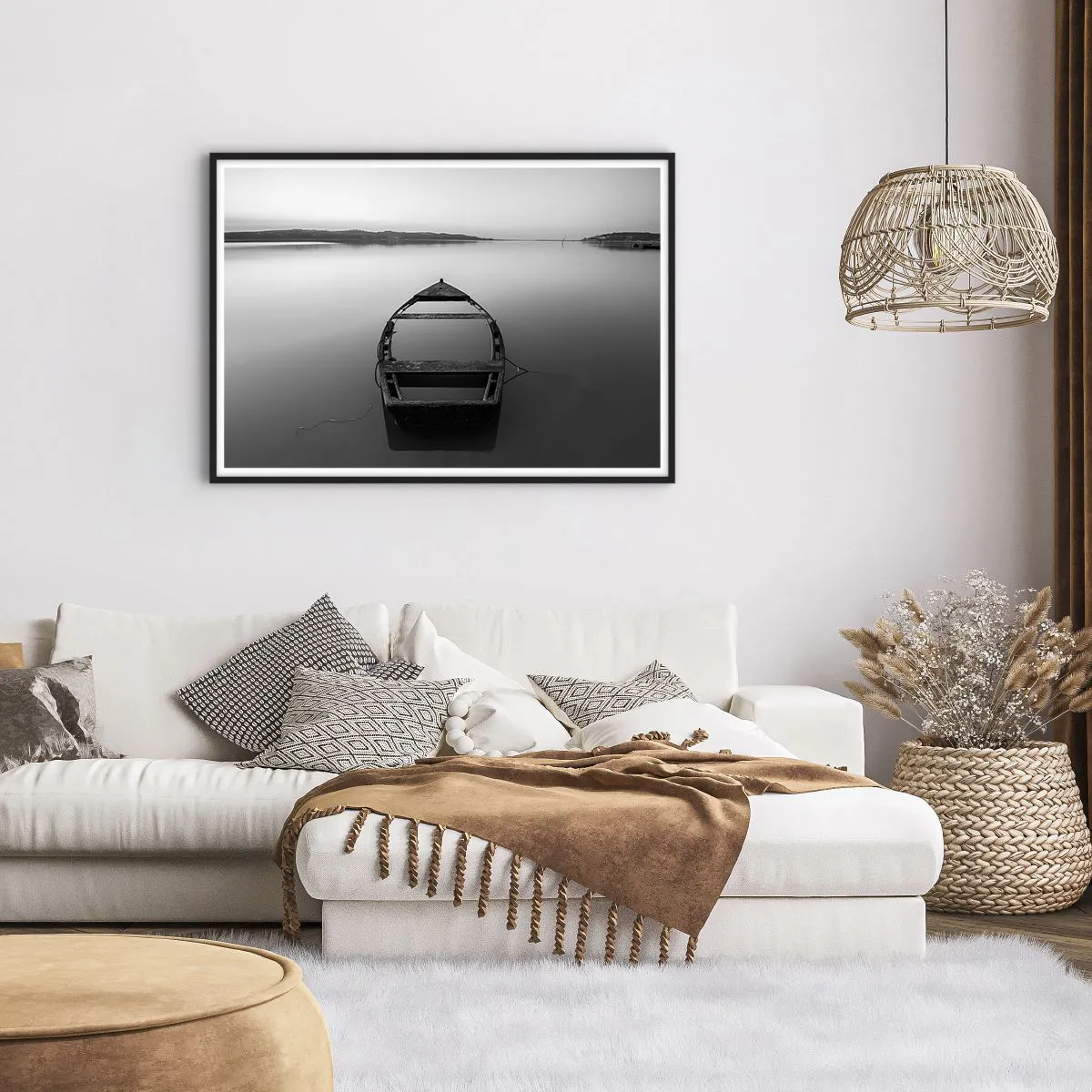 Poster in cornice nera - Una barca solitaria su un lago calmo nei toni del bianco e del nero - 100x70cm - Nostalgia e malinconia - Decorazione murale moderna per soggiorno e camera da letto ARTTOR