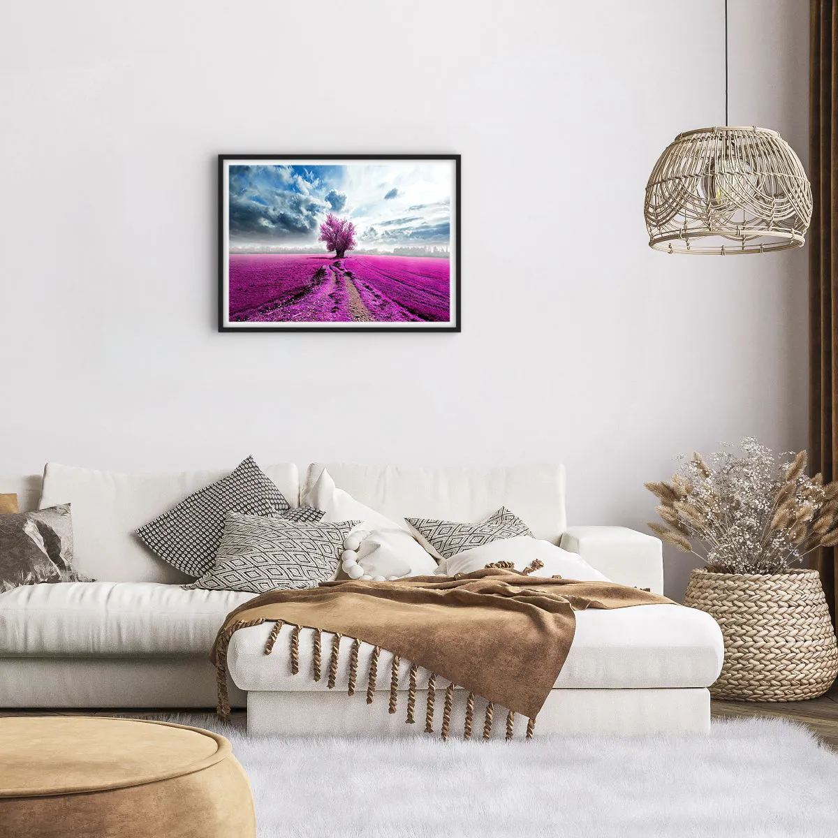 Póster en marco negro - Un árbol solitario en un campo de un tono rosa intenso. - 70x50cm - El brezal - un encanto - Decoración de pared moderna para salón y dormitorio ARTTOR