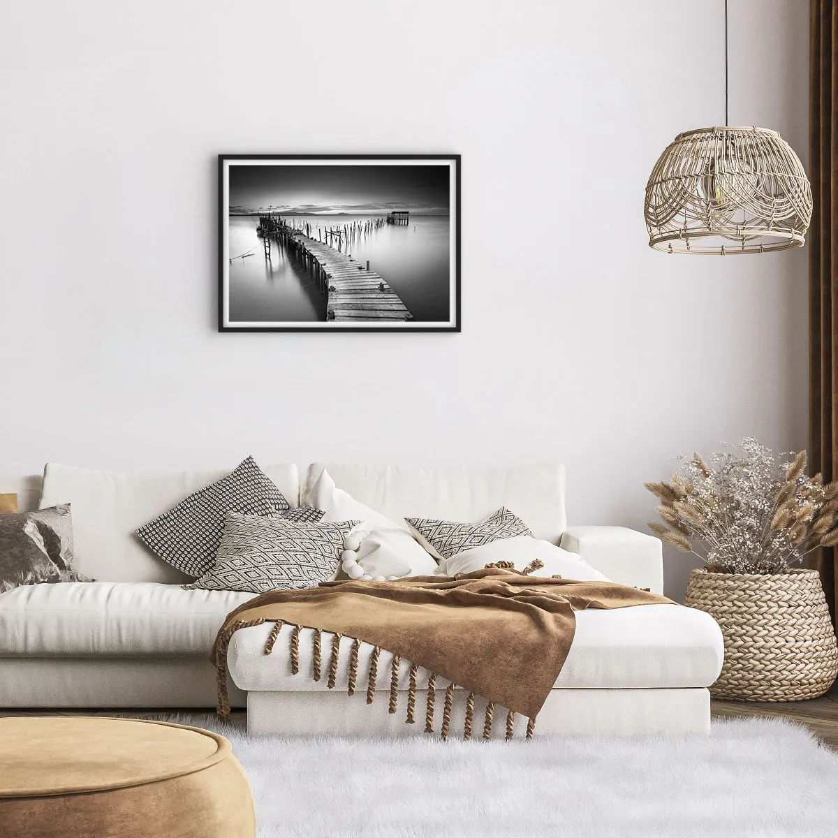 Affiche dans un cadre noir - Poster - Une jetée en bois sur un lac calme dans des tons de gris - 70x50cm - La paix d'un rivage oublié - Décoration murale moderne pour le salon et la chambre ARTTOR